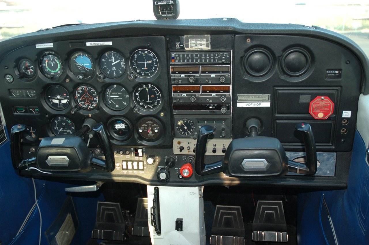 Cessna 172 cockpit components